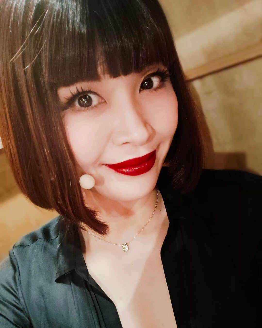 栗山絵美のインスタグラム：「さぁ、#SOR 3週目スタートしました！  出演者変更で、お客様にはご心配お掛けしております。  何とか支え合って、日々を過ごしております。 (私は見守るだけしか出来ませんが💦)  観て下さる皆様の応援の拍手や歓声が大きなチカラになっています。  写真は、珍しいパッツンボブの姿。 怪しげなBAR、ロードハウスの店員役。 今までの飲みの経験が少しでも活きていたら嬉しいです。笑 このシーン、最高のナンバーを堪能しながら毎公演とても楽しんで過ごしております。 見つけてみてね❤︎  8月最終日もROCKな時間を過ごせて最高でした。  明日からもお待ちしております🤘😎🤘 #ミュージカルスクールオブロック」