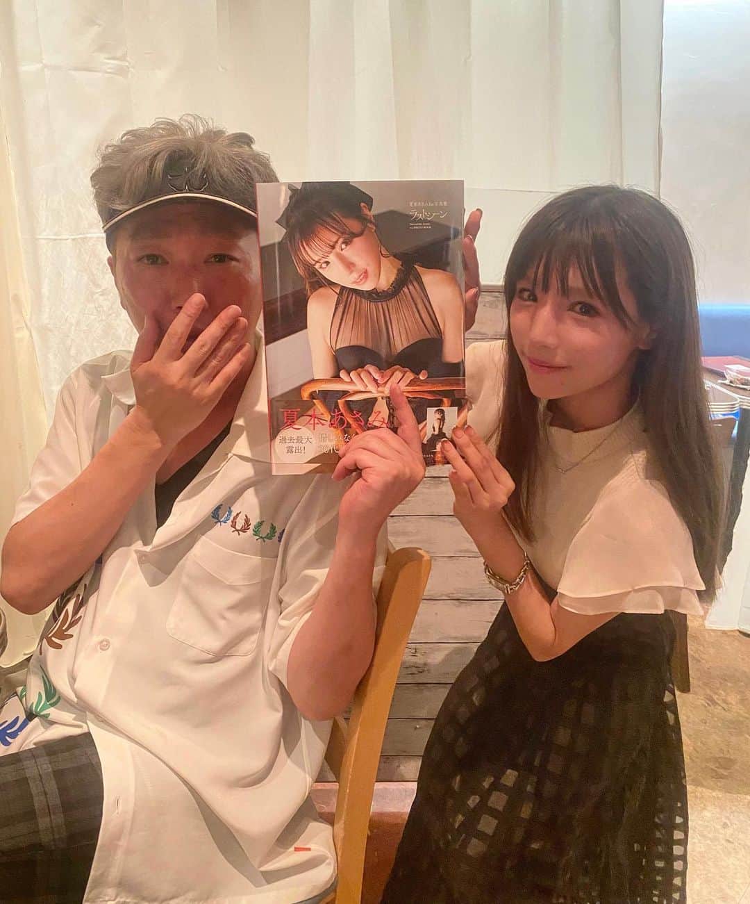 夏本あさみのインスタグラム：「今日はホリプロお笑いライブを観に行かせていただき、小沢さんに写真集を渡してきました🥳やっぱりお笑いは劇場や~~」