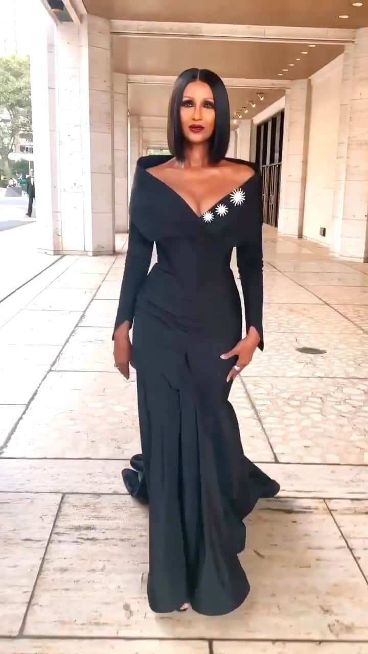 イマン・アブドゥルマジドのインスタグラム：「#tbt 2019 Night at the Opera!   Dress by @zacposen Jewelry by @leightonjewels Makeup by @kilprity Using @imancosmetics Hair @derickmonroe  #IMANarchive」