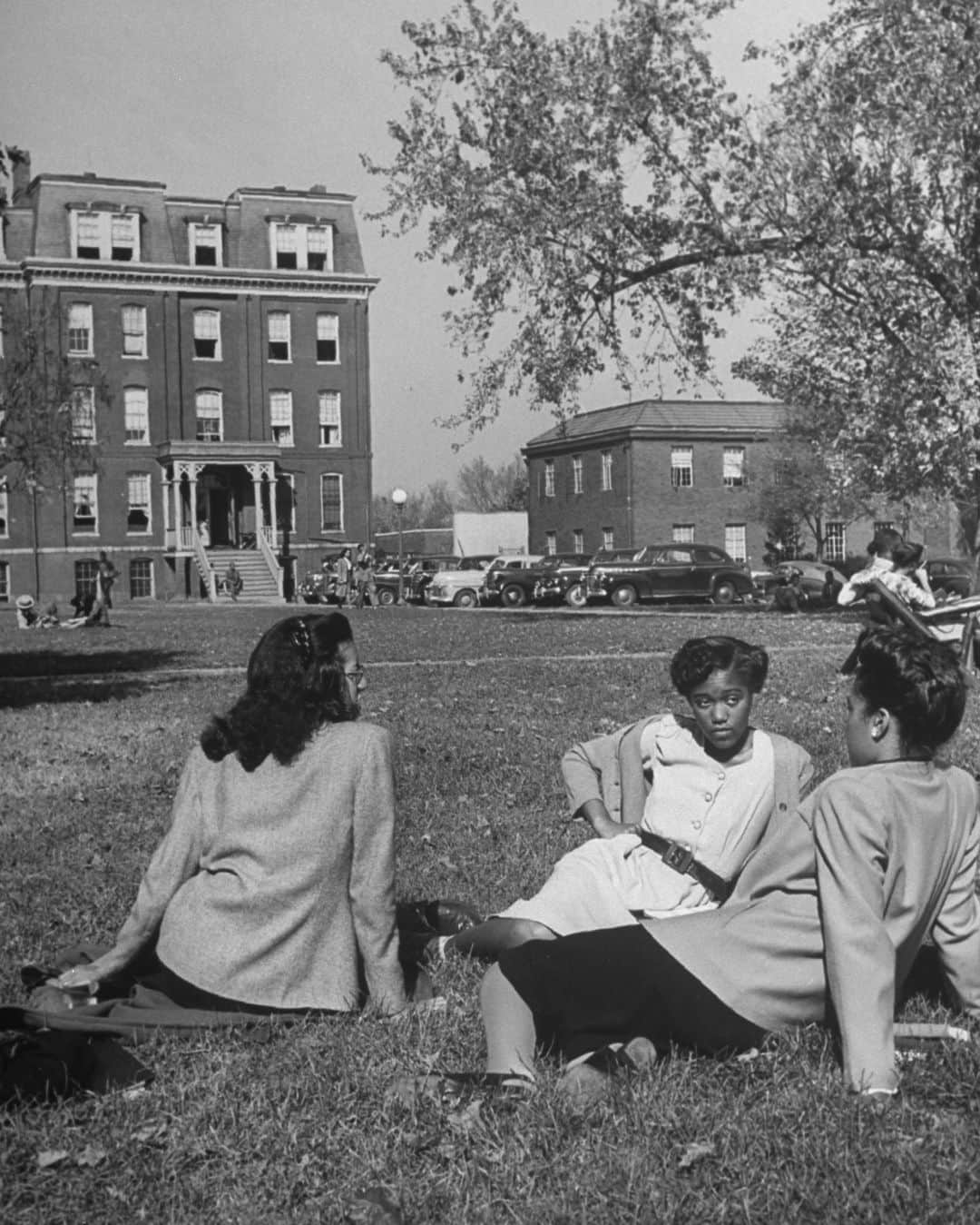 lifeさんのインスタグラム写真 - (lifeInstagram)「In a 1946 issue, LIFE took its readers on a tour of the Washington D.C. campus of Howard University.   Howard was founded in 1867 after the end of the Civil War and is named after Oliver O. Howard, a white Union general and proponent of Black education who served as the school’s’ first president.  Documenting the world of Howard was legendary LIFE staff photographer Alfred Eisenstaedt. His photos are wide-ranging, showing students in the classroom, in athletic competition and at leisure, sporting the latest fashions. Click the link in bio to read more!   (📷 Alfred Eisenstaedt/LIFE Picture Collection)   #LIFEMagazine #LIFEArchive #AlfredEisenstaedt #HowardUniversity #1940s #Campus #HigherEducation」9月1日 0時31分 - life