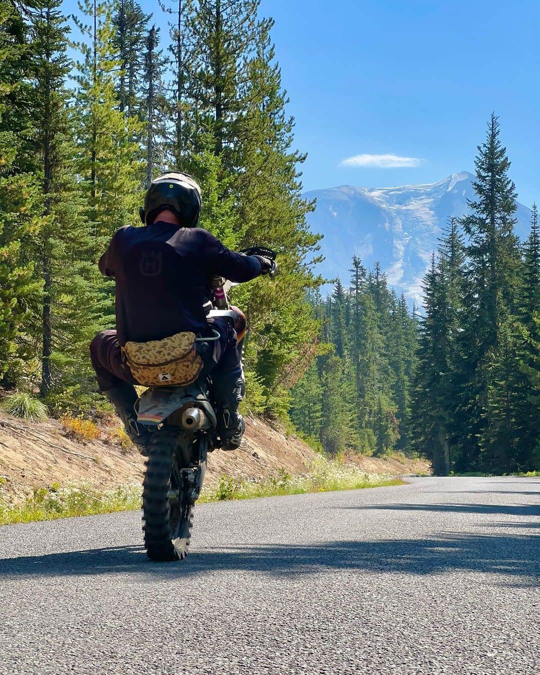 Poler Outdoor Stuffのインスタグラム：「Our Hip and Bindle bag is the perfect moto ripper! An inside pocket provides a stash for a hydro bladder, there’s plenty of room for extra goggles, a walkie talkie and snacks. Plus a secret storage stuff sack to ditch that extra layer when the temperature swings. Oh, and mushrooms!」