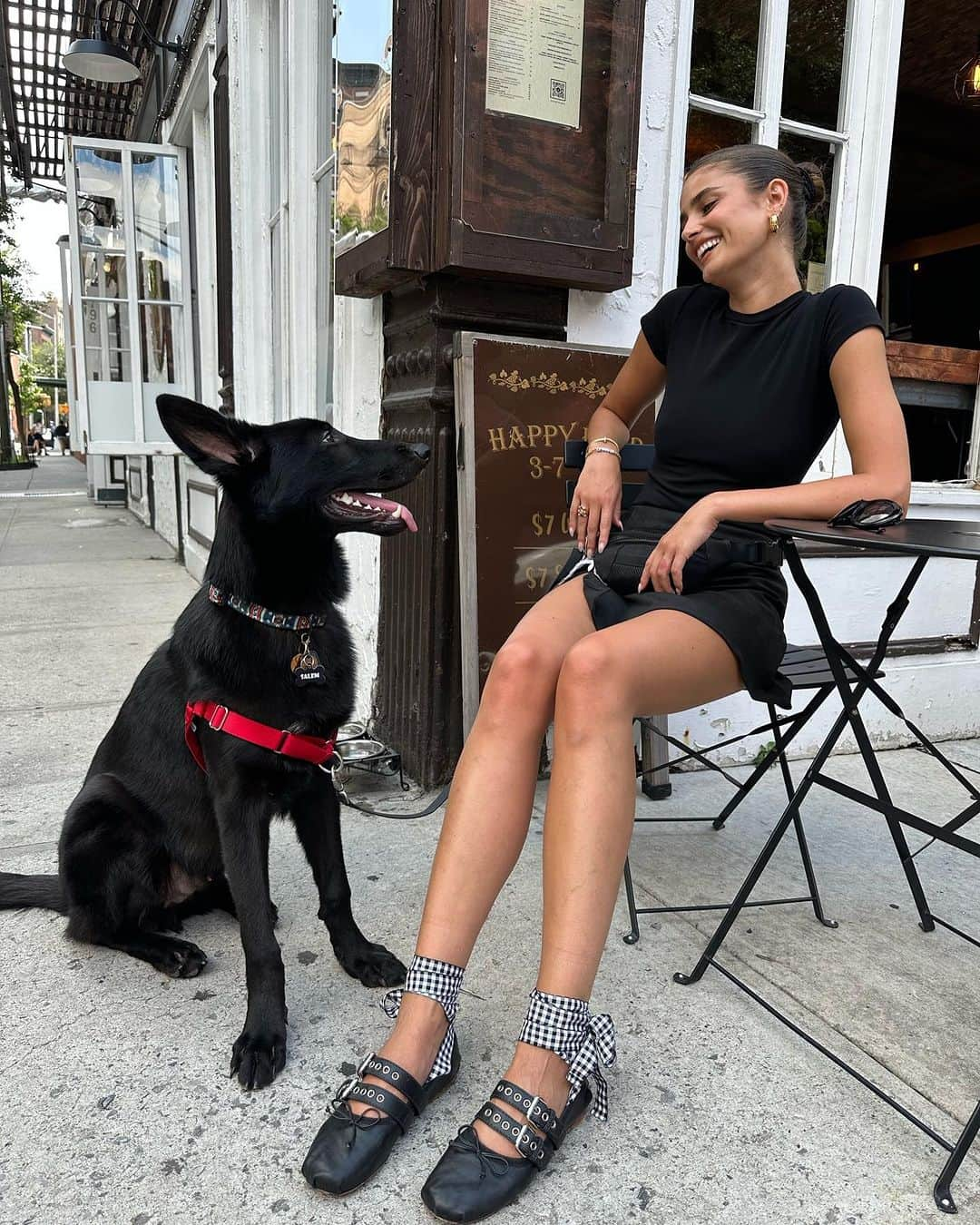 テイラー・ヒルさんのインスタグラム写真 - (テイラー・ヒルInstagram)「Took my giant black cat for a walk 🐈‍⬛ 🖤」9月1日 0時31分 - taylor_hill