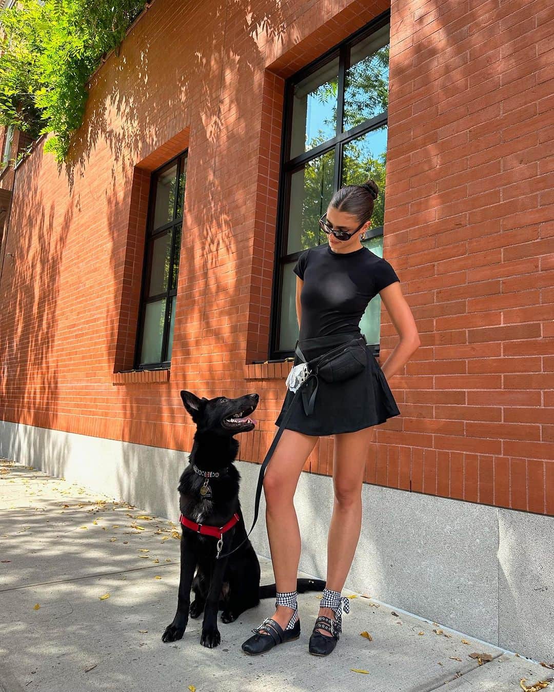テイラー・ヒルのインスタグラム：「Took my giant black cat for a walk 🐈‍⬛ 🖤」