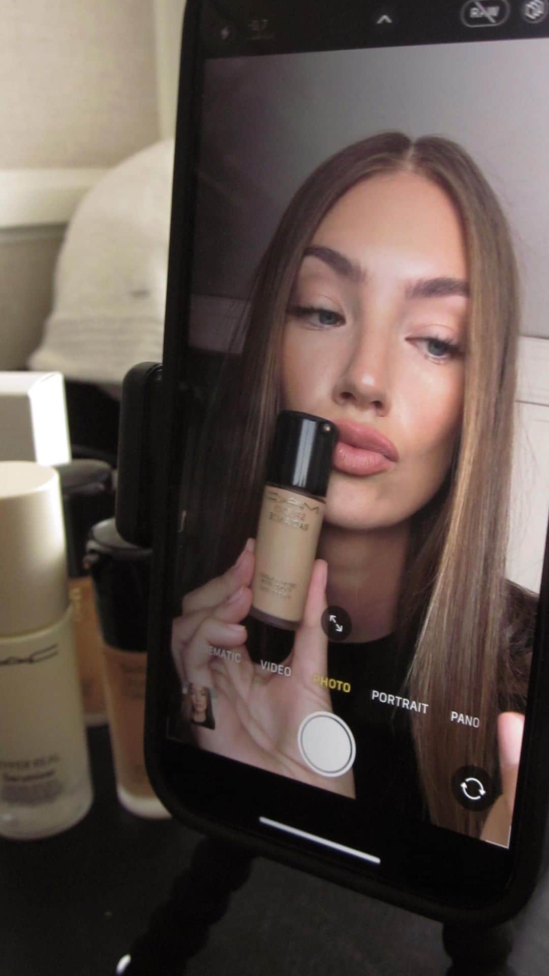 ロレーナ・ラエのインスタグラム：「ANZEIGE| 🫶🏼 GRWM trying out the new @maccosmeticsgermany Studio Radiance Serum Powered Foundation 🫶🏼 #MACSTUDIORADIANCE」