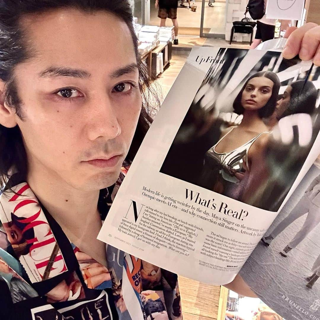 小林尊のインスタグラム：「@yukijames in VOGUE. Me wearing vogue shirt. random coincidence.  ヴォーグ内の義兄と 撮ってみたら、自分もヴォーグ着てた。 ランダムな偶然」