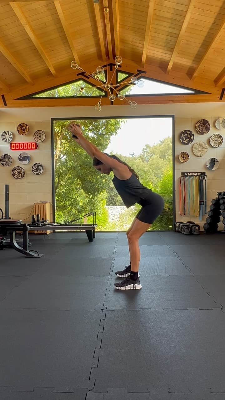 Kirsty Godsoのインスタグラム：「Push & Pull 1 dumbbell burner ❤️‍🔥 3 exercises, 3 rounds. You can add this into your next workout or have it as a micro workout on vacation. Don’t let the deck squat fool you - it will get ya! ⚡️  * Choose a moderate weight DB and note that the deck squat is harder with no weight so once you’ve practiced it a bit try it without the DB 🔥   #pyro #nikewomen #nikewellcollective #workout」
