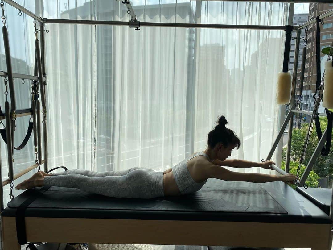 西脇綾香さんのインスタグラム写真 - (西脇綾香Instagram)「3月から始めたマシンピラティス。私にはこのトレーニングがフィットしてどんどん変わっていく身体に驚いて楽しんでいたら、運動に対する考え方、心の持ち様まで体質改善されていきました。  私は自分という骨格、身体、細胞で、“自分史上BEST1な身体になりたくて、見つけたくて”一生いろんな運動してきました。 マシンピラティスを朝からすると一日が溌剌として動けるのが最高です。気持ちがいいです。  その中で物事への考え方や自分の中の志がタマ先生やみさき先生と共鳴する感覚があり、お二人やこちらのスタジオの方々に出会えたことは私にとって転機にもなりました。 お子さんを出産されてもお母さんになられてもピラティスは側にあって、そしてどんなときも“人生謳歌”されてるその姿がまじでかっこいいです。いつも溌剌！  そんな人を近くでみていたら、私の中のいろんな考え方がアップデートされていった感覚があります。  マシンピラティス→筋肉先生（トレーナーの中辻正先生）の深層筋マッサージ→マシンピラティス→筋肉先生の深層筋ドレナージ→マシンピラティス…  このルーティーンが私の身体作りの最新型です。 筋肉が使えていない弱い部分、逆に筋肉がつきすぎている部分、使いすぎている部分、ヒールで安定した着地、次の一歩。Perfumeを長く続けていきたいという目標に向けて、本当に勉強になっています。 “身体トレーナーアベンジャーズ先生達”ありがとうっ！！  私もなりたい自分になれるよういろんな方を見習ってこれからも努力していきたいです🫶🏻  #マシンピラティス #pilates  #ムキムキあ〰️ちゃん #胸鎖乳突筋 #肩峰 #私の鎖骨あったよ   https://renewing-online.com/」9月1日 0時42分 - a_chan.prfm_p000001