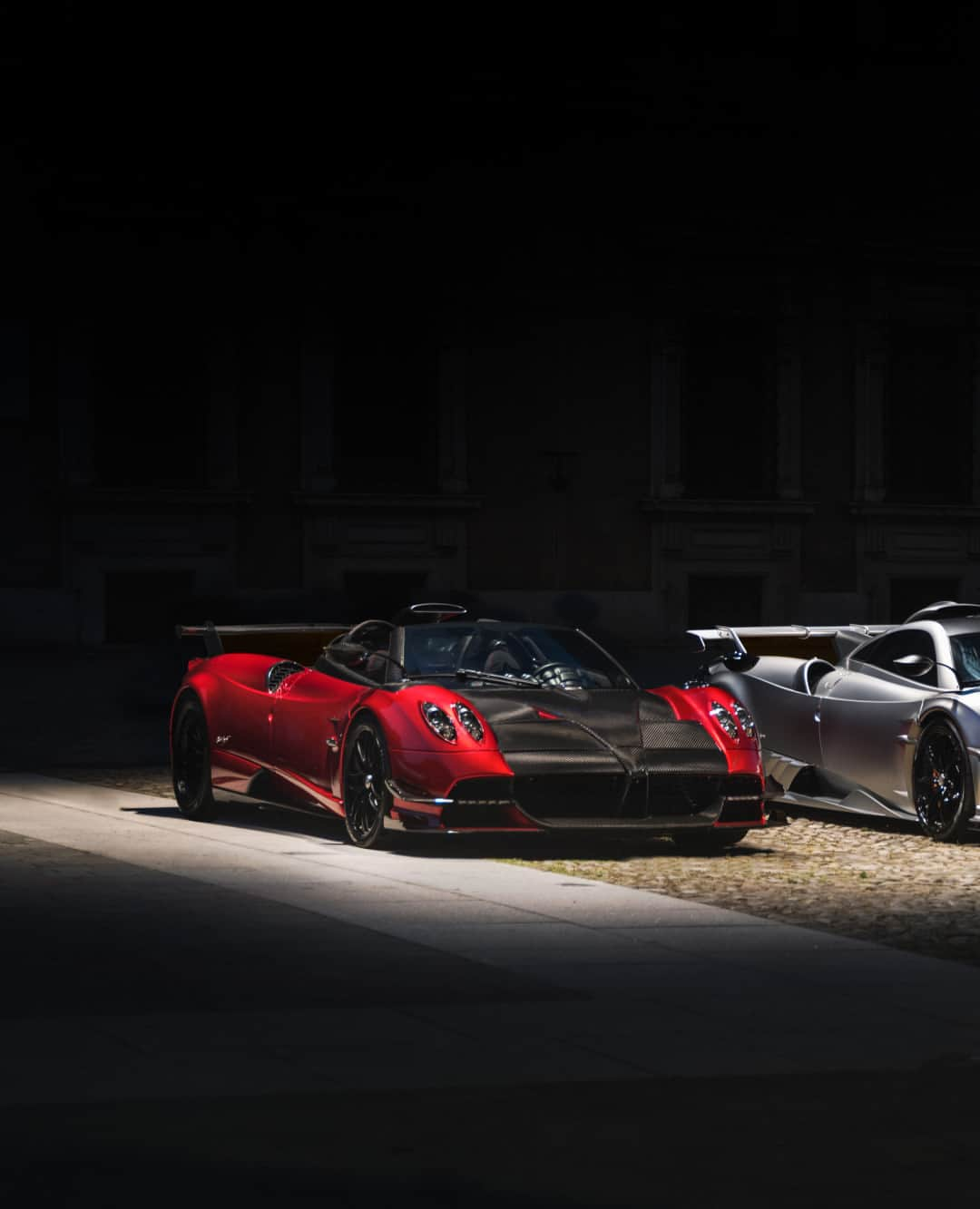 パガーニ・アウトモビリのインスタグラム：「Different colors, unique souls, same passion for an uncompromising beauty.  #Pagani #HuayraRoadsterBC #PaganiImola #HuayraTricolore」