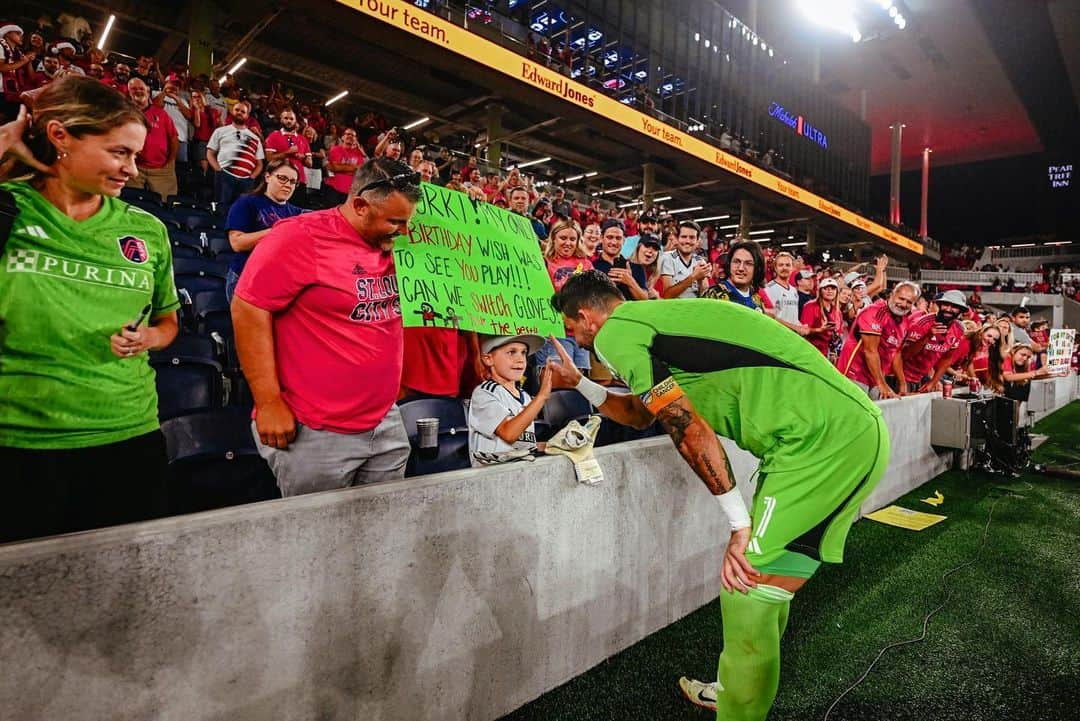 ロマン・ビュルキさんのインスタグラム写真 - (ロマン・ビュルキInstagram)「Another 3 points at home in front of our fantastic fans! We keep going our way 💪🏽 Thanks for all the support 🫶🏼 #RB1」9月1日 0時51分 - rbuerki