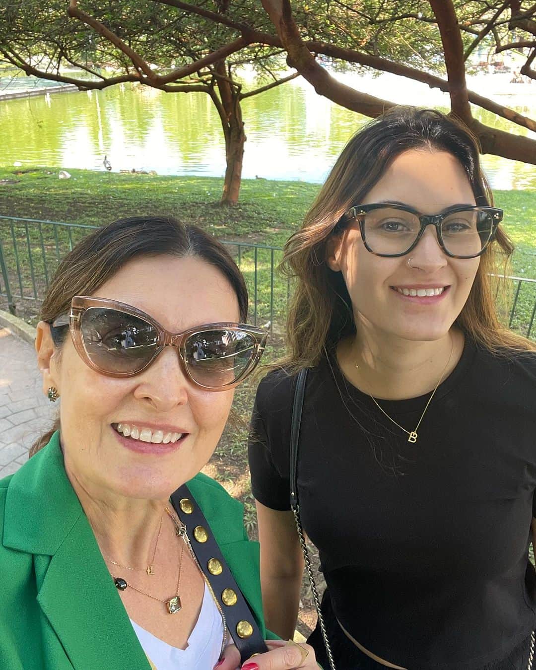 ファチマ・ベルナルデスのインスタグラム：「Tão bom estarmos juntas em todas as fases da vida. ❤️」