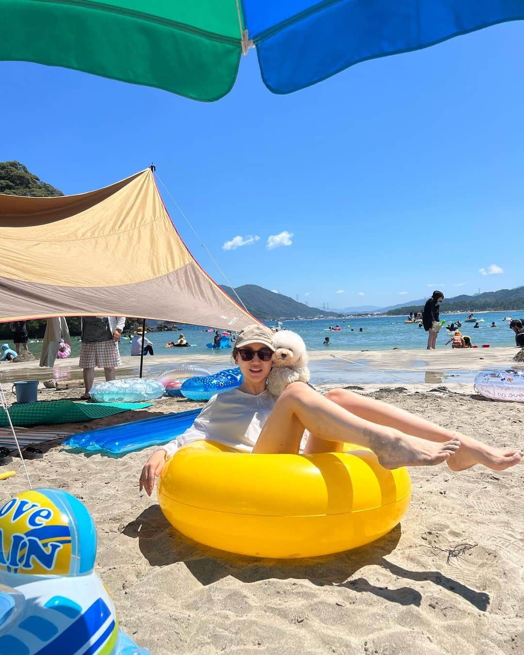 森川侑美のインスタグラム：「8月の思い出記録🌺🐡🍇🎐  1.パラソル広げてThe日本の夏の代名詞、海水浴をしたのは..小学生以来とか🤭?蝉の声に子供の声に、穏やかな遠浅の海に心底癒された🍉😩 2.小麦肌でお蕎麦をずずず🥢 十割蕎麦美味しかったな🥹 @asahiya_sabazusi  3.今年オープンされたルーフトップバー🍸鴨川を見ながら風が気持ち良くて、この上ない気分に｡🥴一応ダジャレ🙄  @ue.kyoto  4.5.嵐山の清涼寺境内にできた茶所🍧 お庭も素敵で、私が座っているこの角がまた特等席..🌳 紅葉も綺麗そうだから秋もまた訪れたい🍁 @bhagavan_arashiyama  6.お盆は台風が来る前にお婆ちゃんに数年ぶりに会えてホッとした👵💗 7.最近甘いものラブ🍦 8.天空の城ラピュタが存在した☁️ 9.車のエンブレム気分な昆虫🐞 かなり加速してもビクともせずカッコよかった🥷🏻 10.こそ練⛳️🤫  #8月#苦手な夏を楽しんだ#100点 #夏の好きなところは#ピオーネが美味しいこと#🍇」