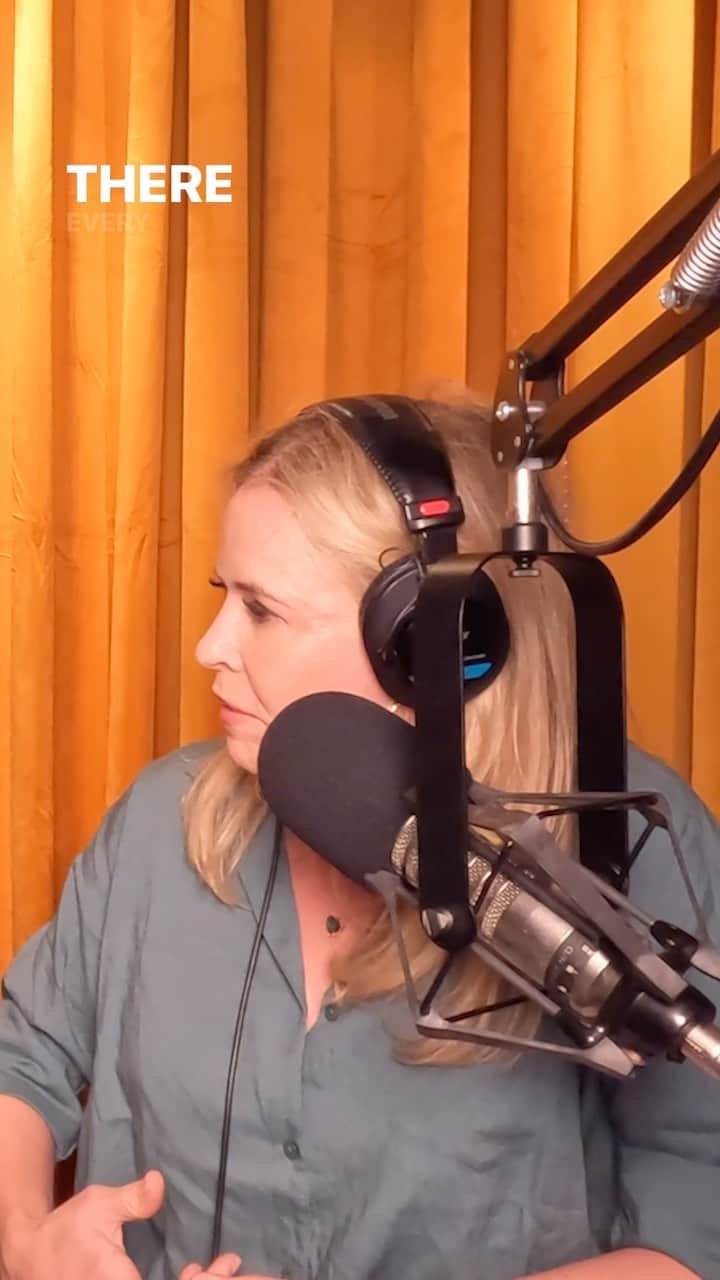チェルシー・ハンドラーのインスタグラム：「Real love from @mssarahcatharinepaulson on the NEW episode of Dear Chelsea available today.」