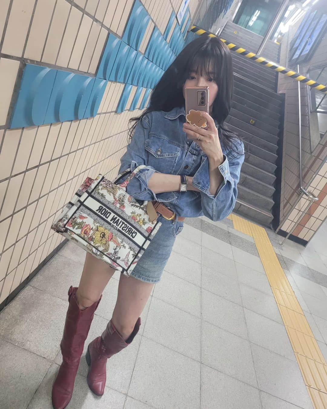 Pileさんのインスタグラム写真 - (PileInstagram)「. Thanks for  @masiondemarshall  ありがとうございます♥️ 暗いベージュで すこし前髪を 作ってもらいました♥️ 電車で行くから いつもこの駅のこの鏡で写真撮ってる気がする😛 . .  #masiondemarshall #seoul #용산 #헤어 #ヘアサロン」9月1日 0時59分 - pi_channnn52