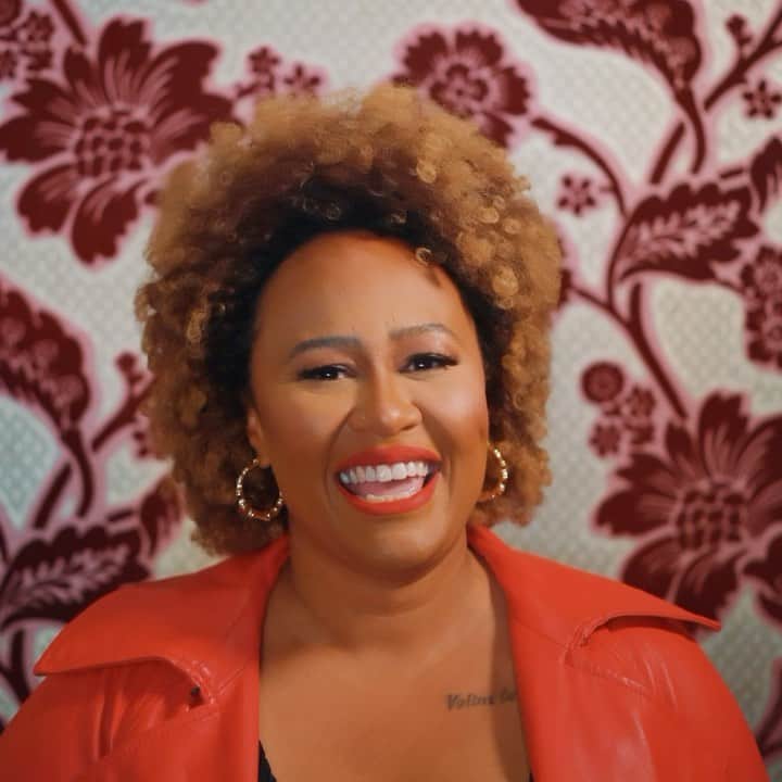 Emeli Sandéのインスタグラム：「From tiny audiences to audiences in their thousands. Always give it everything you have 🙌🏽」