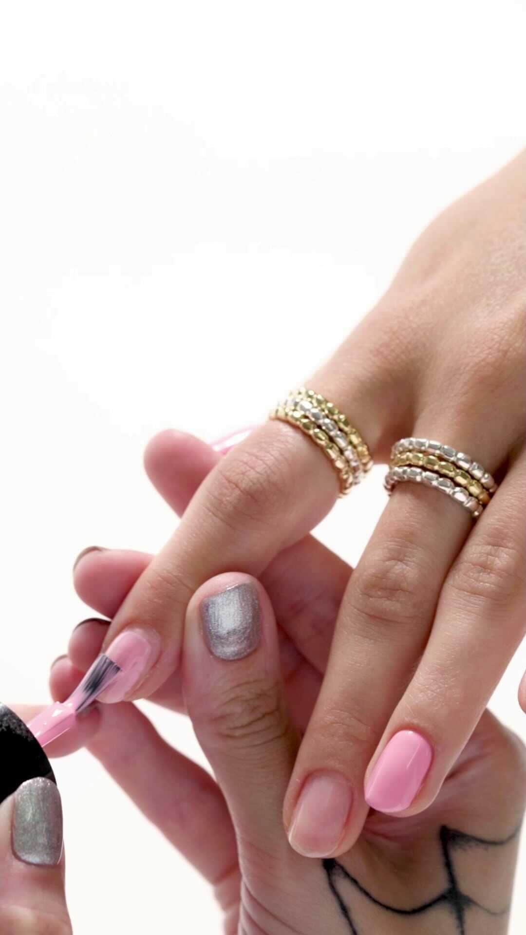 ドドのインスタグラム：「The newest buzz is all about how to match your nails to your jewels! DoDo partners with nail artist Isabella Franchi for sweet new styles.  @unghiedellamadonna #DoDoJewels」