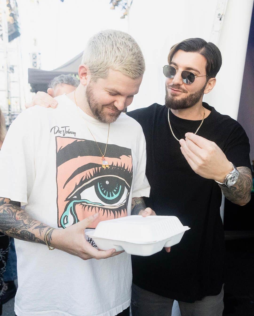 アレッソのインスタグラム：「We’ve been texting for months about doing a song together and “FREE” is finally out. Swipe to see the conversation and the music video we made ourselves with $20, stock video of dogs, and a little elbow grease 🤝」