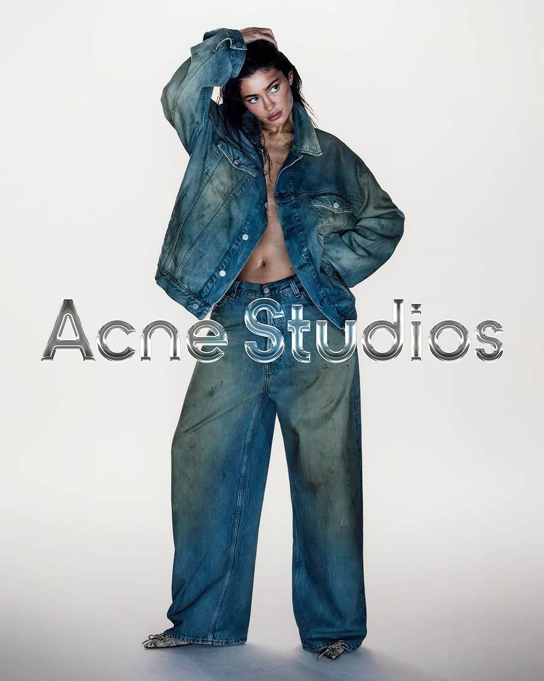 カイリー・ジェンナーのインスタグラム：「@KylieJenner is the new face of #AcneStudios.   Adorned with body paint reflecting this season’s denim washes – an evolution of the fabric at the heart of Acne Studios.   Photographed by @CarlijnJacobs in Los Angeles, #KylieJenner stars in our FW23 denim campaign.    Discover the collection at acnestudios.com   Photographer: @CarlijnJacobs Stylist: @Leopolda.Duchemin Talent’s stylists: @RoseGrandquist and @Makkaroo Hair: @JesusHair  Make-Up: @MakeupByAriel and @Masae__Ito  Set Design: @DavidJamesWhite_ Nails: @NailsByZola」