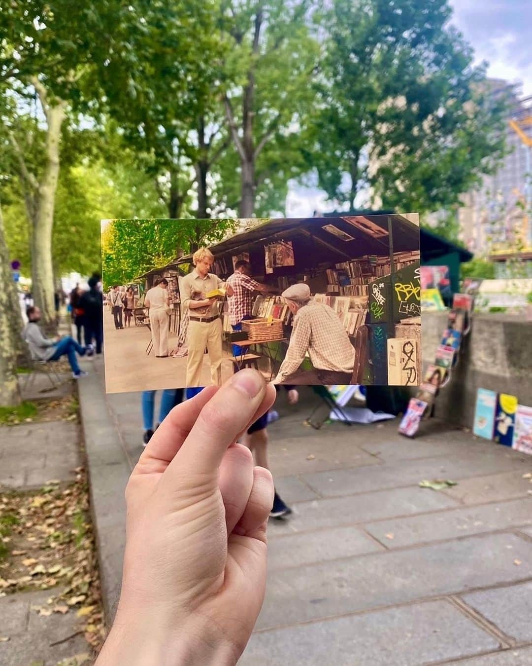 My Little Parisのインスタグラム：「Une nuit, un scénariste romancier de passage à Paris plonge dans un voyage dans le temps à la découverte des grandes figures de l’art et de la littérature française. Avez-vous reconnu ce film ?  🇬🇧: One night, a screenwriter and novelist visiting Paris takes a trip back in time to discover the great figures of French art and literature. Can you recognize this film?  (📸: @‌steppingthroughfilm)」