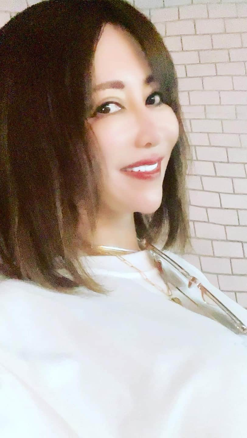 沢田麗奈のインスタグラム：「髪をカットしました💇‍♀️ 気分一新…年末まで頑張る💪老眼メガネで失礼…笑 @koyanagi0123  いつも、ありがとうございます♡」