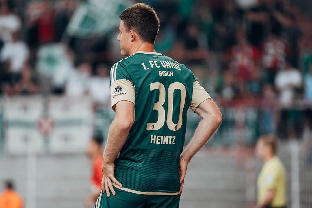 ドミニク・ハインツさんのインスタグラム写真 - (ドミニク・ハインツInstagram)「Liebe FC-Fans, ich bin froh, dass es noch geklappt hat und freue mich wieder in Köln Fußball spielen zu dürfen, die Hymne zu hören und die Stimmung von euch Fans zu genießen. Ich kann es kaum erwarten und freue mich riesig auf die bevorstehenden Aufgaben! 🐐🔴⚪️ @fckoeln   Liebe Unioner,  ich wollte mich bei euch noch verabschieden. Ich danke euch für die besondere Zeit. Auch wenn es sportlich nicht ganz so einfach für mich lief, habe ich immer alles gegeben. Ihr habt nicht nur immer uns als Mannschaft unterstützt, sondern mich auch in eure besondere Gemeinschaft eingebunden. Ich bin dankbar für eure Unterstützung und freue mich jetzt schon auf das Wiedersehen an der alten Försterei! 👏🤝 @1.fcunion」9月1日 1時07分 - heintzi