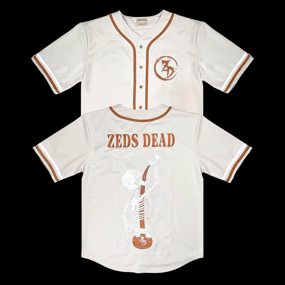 Zeds Deadさんのインスタグラム写真 - (Zeds DeadInstagram)「SITEWIDE SALE ON NOW! 25% off from today until 9/5 on all merch including jerseys, tees, hoodies, pashminas, accessories and more.」9月1日 1時08分 - zedsdead