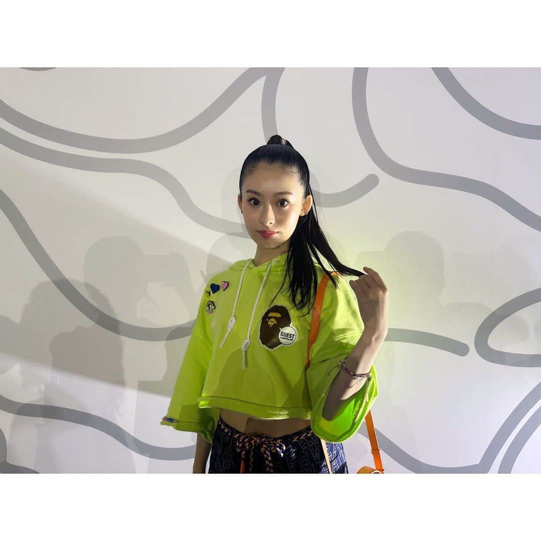 井本彩花さんのインスタグラム写真 - (井本彩花Instagram)「． A BATHING APE ® SPRING / SUMMER  2024 RUNWAY SHOW by R  魅力溢れる世界観の中で、 素敵な時間を過ごすことが出来ました🥰  GUESTステッカーが可愛かったので、 お洋服に貼ってみました🤭  #bape  @bape_japan」9月1日 1時10分 - imoto_ayaka_official