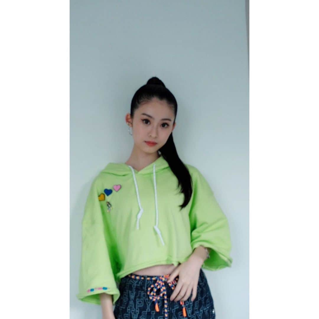 井本彩花さんのインスタグラム写真 - (井本彩花Instagram)「． A BATHING APE ® SPRING / SUMMER  2024 RUNWAY SHOW by R  魅力溢れる世界観の中で、 素敵な時間を過ごすことが出来ました🥰  GUESTステッカーが可愛かったので、 お洋服に貼ってみました🤭  #bape  @bape_japan」9月1日 1時10分 - imoto_ayaka_official