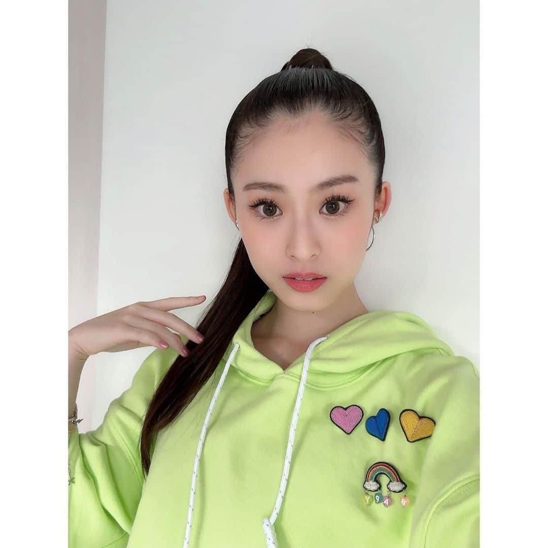 井本彩花さんのインスタグラム写真 - (井本彩花Instagram)「． A BATHING APE ® SPRING / SUMMER  2024 RUNWAY SHOW by R  魅力溢れる世界観の中で、 素敵な時間を過ごすことが出来ました🥰  GUESTステッカーが可愛かったので、 お洋服に貼ってみました🤭  #bape  @bape_japan」9月1日 1時10分 - imoto_ayaka_official