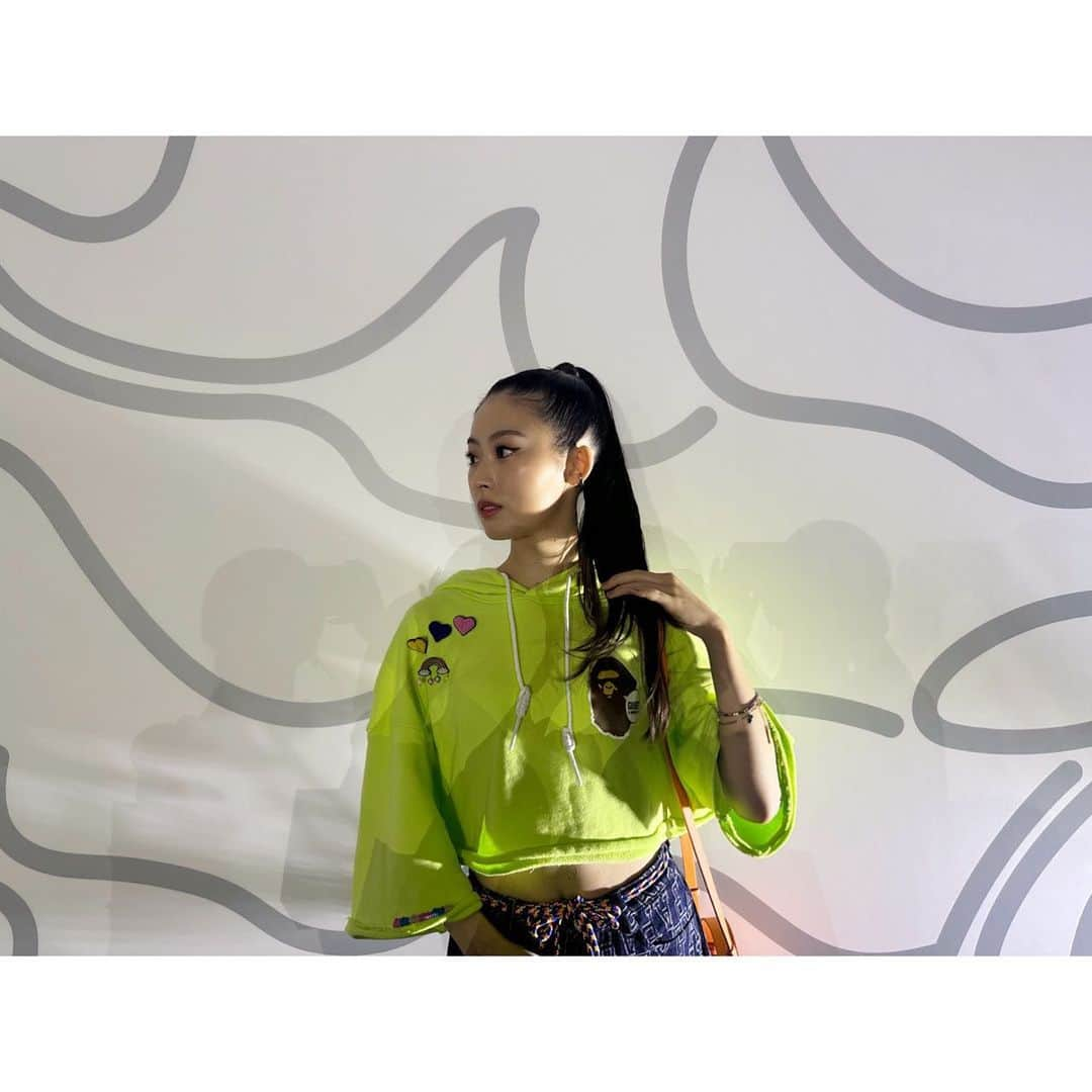 井本彩花さんのインスタグラム写真 - (井本彩花Instagram)「． A BATHING APE ® SPRING / SUMMER  2024 RUNWAY SHOW by R  魅力溢れる世界観の中で、 素敵な時間を過ごすことが出来ました🥰  GUESTステッカーが可愛かったので、 お洋服に貼ってみました🤭  #bape  @bape_japan」9月1日 1時10分 - imoto_ayaka_official