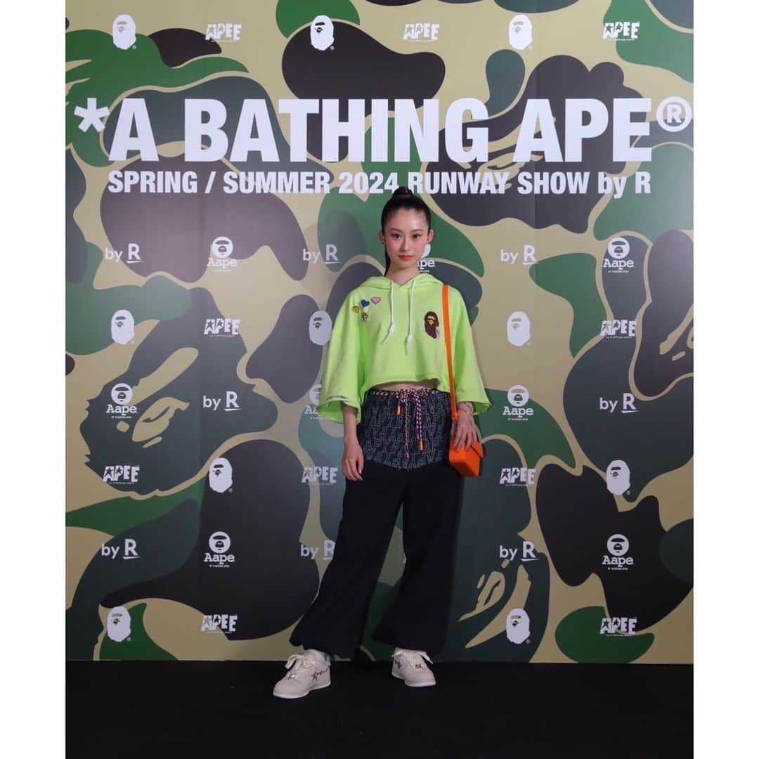 井本彩花さんのインスタグラム写真 - (井本彩花Instagram)「． A BATHING APE ® SPRING / SUMMER  2024 RUNWAY SHOW by R  魅力溢れる世界観の中で、 素敵な時間を過ごすことが出来ました🥰  GUESTステッカーが可愛かったので、 お洋服に貼ってみました🤭  #bape  @bape_japan」9月1日 1時10分 - imoto_ayaka_official