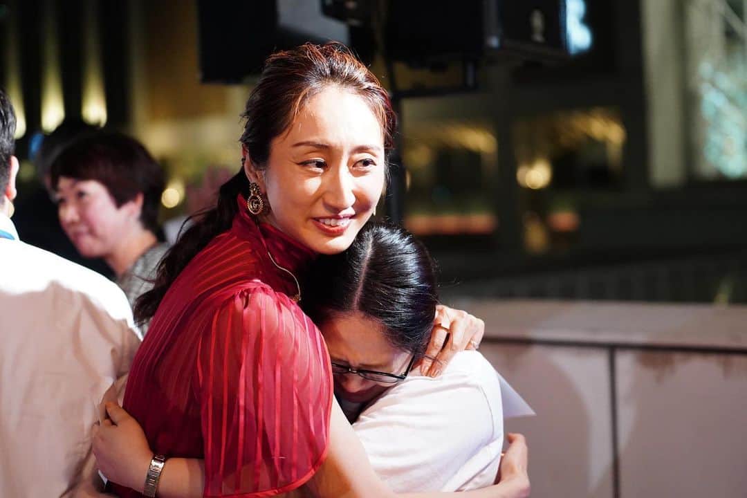 Ms.OOJAのインスタグラム：「2023年８月31日をもって45年の月日に終止符を打った札幌駅ビルESTAのライトダウンセレモニーに参加させていただきました。  Be...を歌い、ビッグカメラの店長とESTAの店長のスピーチがあり、ESTAという場所がたくさんの方に愛され、いろんな物語が生まれたんだなぁと胸がぎゅっとなりました。  従業員のみなさんと坂本九さんの「見上げてごらん夜の星を」を一緒に歌ってカウントダウンでライトダウンを見届けました。  ステージに上がる前、従業員の方の中で一際私の登場を喜んでくれる人が私の視界に入りました。  今から10年前、梅屋さんとコラボでチーズケーキを作ったことがあって、当時のESTA店の店長がすごく頑張ってくれて、本当に盛り上げてくれた思い出があります。 私にとってESTAの記憶は梅屋さんなんです。  なんとその当時の店長が今も継続されていて、今回のセレモニーを心待ちにしてくださってたのです。  久しぶりの再会に本当に感動しました。思わずもらい泣きをしてしまいました。  しかもそのタイミングがまさに30の夏の終わりのタイミングだったなんて、すごい巡り合わせだなぁと。  たくさんの思い出が詰まった歴史ある館の締めくくりに皆さんと一緒に歌わせていただいたことを本当にありがたく思います。  ESTA45年間ありがとう！！そしてさようなら！  #esta #札幌　#閉店セレモニー」
