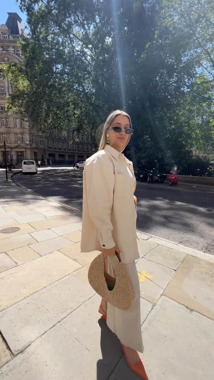 トップショップのインスタグラム：「Making us dizzy.   @nadiaphillips wears the balloon sleeve jacket [129258647] + denim maxi skirt [127798904]」