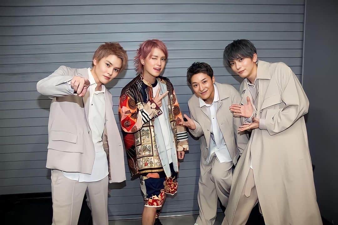 鍵本輝さんのインスタグラム写真 - (鍵本輝Instagram)「2ペプラ手越-TWO MAN ZEPP TOUR-』 楽しかったー‼️ 手越くんがほんまのほんまに外見だけではなく人柄もイケメン過ぎて最強でした。 心の底から音楽が好きなんだと、コラボに至るやり取りや決め事、当日のリハーサルなどで、すごく伝わってきました☺️ 僕も同じ志ではあるので勝手にシンパシー感じてましたが、センスだけではなく、努力も絶やさない。 「カリスマ」ってそうだよな。と。  ライブ中は手越くんのファンの方も僕たちを温かく迎えてくれましたし、ツペプラで過ごした時間は僕の人生の中でも特別な1日になりました‼️  そして、我らがリーダーズ❗️ たくさんの声援やペンライトでのリアクション、もちろん見えてたし聞こえてたよ🤩 最強の後方支援でした⚡️  皆さん本当にありがとう❗️  とても良い刺激があったツペプラ。 秋のツアーではそれらをアウトプットして、これまでをさらに越えるライブを創ります🙌  今日はいい夢見れそうや〜♪  手越くん、 改めて本当にありがとうございました！  #Lead #手越祐也　くん #ツペプラ #フェス」9月1日 1時29分 - lead_akira