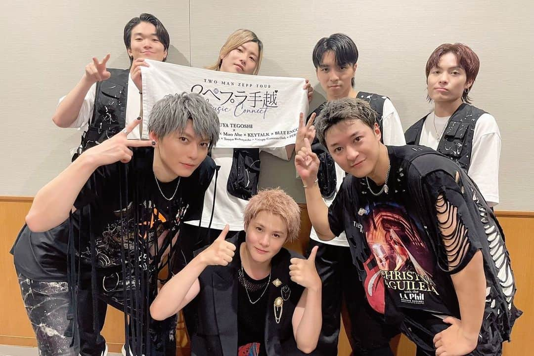 鍵本輝さんのインスタグラム写真 - (鍵本輝Instagram)「2ペプラ手越-TWO MAN ZEPP TOUR-』 楽しかったー‼️ 手越くんがほんまのほんまに外見だけではなく人柄もイケメン過ぎて最強でした。 心の底から音楽が好きなんだと、コラボに至るやり取りや決め事、当日のリハーサルなどで、すごく伝わってきました☺️ 僕も同じ志ではあるので勝手にシンパシー感じてましたが、センスだけではなく、努力も絶やさない。 「カリスマ」ってそうだよな。と。  ライブ中は手越くんのファンの方も僕たちを温かく迎えてくれましたし、ツペプラで過ごした時間は僕の人生の中でも特別な1日になりました‼️  そして、我らがリーダーズ❗️ たくさんの声援やペンライトでのリアクション、もちろん見えてたし聞こえてたよ🤩 最強の後方支援でした⚡️  皆さん本当にありがとう❗️  とても良い刺激があったツペプラ。 秋のツアーではそれらをアウトプットして、これまでをさらに越えるライブを創ります🙌  今日はいい夢見れそうや〜♪  手越くん、 改めて本当にありがとうございました！  #Lead #手越祐也　くん #ツペプラ #フェス」9月1日 1時29分 - lead_akira