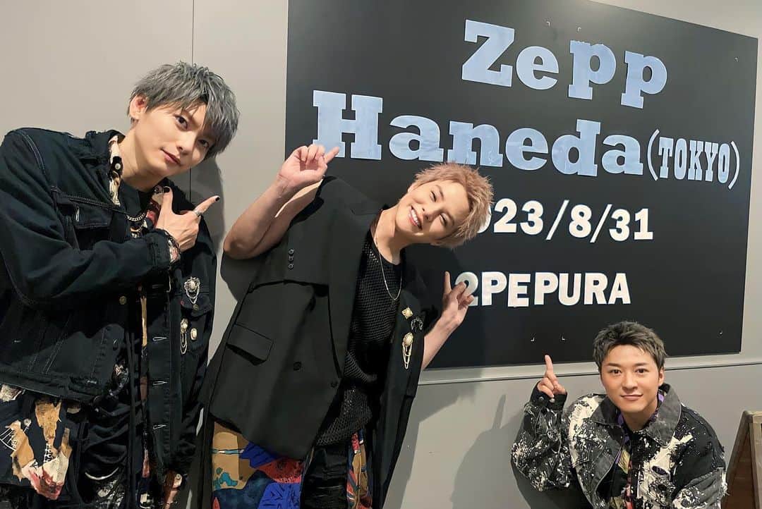 鍵本輝さんのインスタグラム写真 - (鍵本輝Instagram)「2ペプラ手越-TWO MAN ZEPP TOUR-』 楽しかったー‼️ 手越くんがほんまのほんまに外見だけではなく人柄もイケメン過ぎて最強でした。 心の底から音楽が好きなんだと、コラボに至るやり取りや決め事、当日のリハーサルなどで、すごく伝わってきました☺️ 僕も同じ志ではあるので勝手にシンパシー感じてましたが、センスだけではなく、努力も絶やさない。 「カリスマ」ってそうだよな。と。  ライブ中は手越くんのファンの方も僕たちを温かく迎えてくれましたし、ツペプラで過ごした時間は僕の人生の中でも特別な1日になりました‼️  そして、我らがリーダーズ❗️ たくさんの声援やペンライトでのリアクション、もちろん見えてたし聞こえてたよ🤩 最強の後方支援でした⚡️  皆さん本当にありがとう❗️  とても良い刺激があったツペプラ。 秋のツアーではそれらをアウトプットして、これまでをさらに越えるライブを創ります🙌  今日はいい夢見れそうや〜♪  手越くん、 改めて本当にありがとうございました！  #Lead #手越祐也　くん #ツペプラ #フェス」9月1日 1時29分 - lead_akira