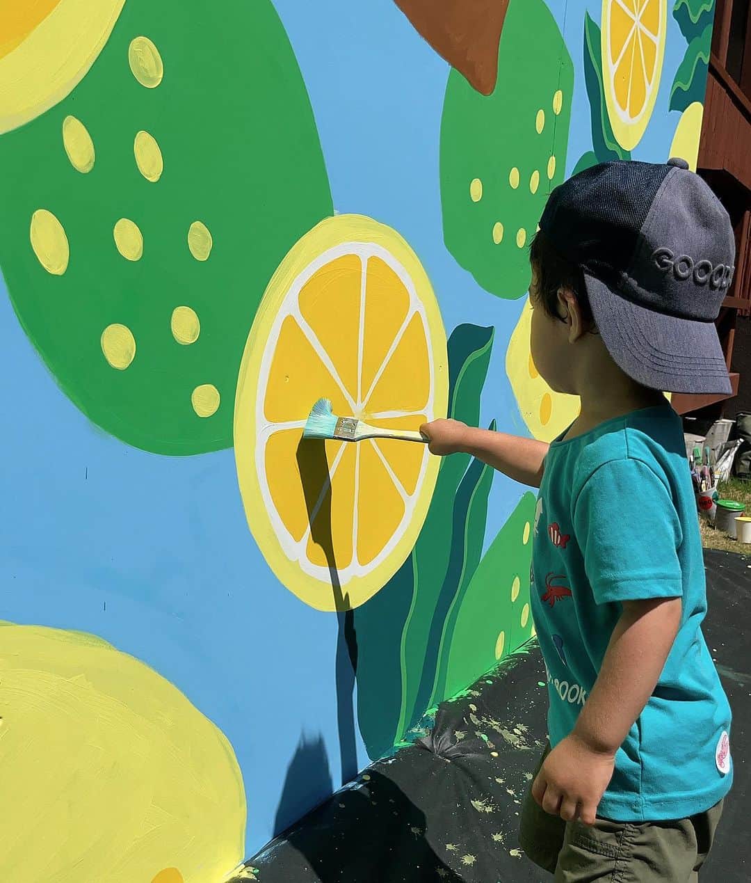 大湯みほさんのインスタグラム写真 - (大湯みほInstagram)「……… 夏っぽい思い出写真を🤲  壁一面に🍋🍋🍋🍋レモンの絵🖼  描いてるアーティストさんが、坊や👶に筆を持たせてくれて、それっぽい感じのお写真が撮れました🙏ありがとうございます💕  #初島レモン　  3枚目👉以降 渋谷で待ち合わせをしてるチャライ😎男が、待ち合わせをすっぽかされた風の写真。笑  なぜか、この帽子🧢と、おもちゃの時計と、おもちゃの携帯は、3点セットで着用したがります🙃🫶」9月1日 1時22分 - nukazukemiho0320