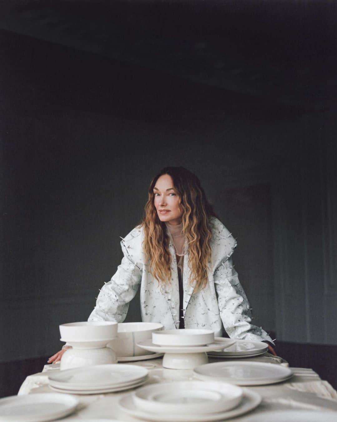 ケリーウェアスラーのインスタグラム：「DESIGNED TO SERVE As a designer who loves to entertain, whether it's for family, friends, or the many guests of the hotels my team and I design, one of the most important qualities of tabletop is variation. When my team and I started designing our new tabletop collection, it was essential for us to deeply consider the dining experience and create pieces for every occasion, transforming dining into an art form. The collection offers an array of sizes and shapes for dinnerware, serveware, and drinkware—an amalgam of possibilities that gives you the freedom to create a unique tablescape and attain a cohesive set for hosting.    Now available on kellywearstler.com   XK」