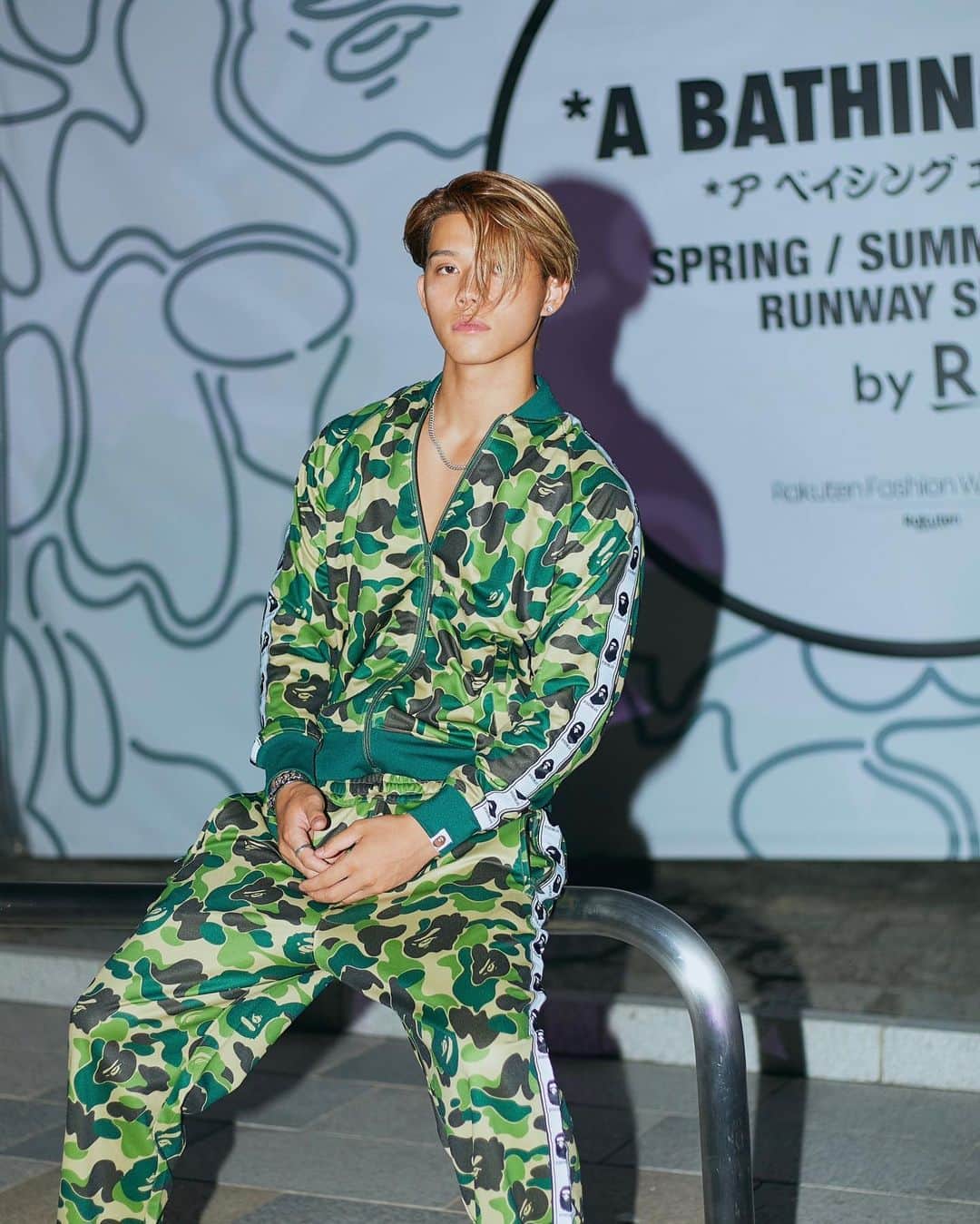 のインスタグラム：「@bape_japan ✅」