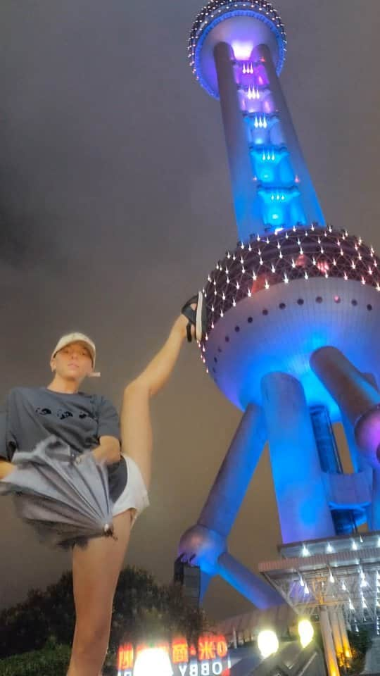 メリティナ・スタニウタのインスタグラム：「His face lol  #Shanghai #China #pearltvtower #pearltvtower #gymnast #」