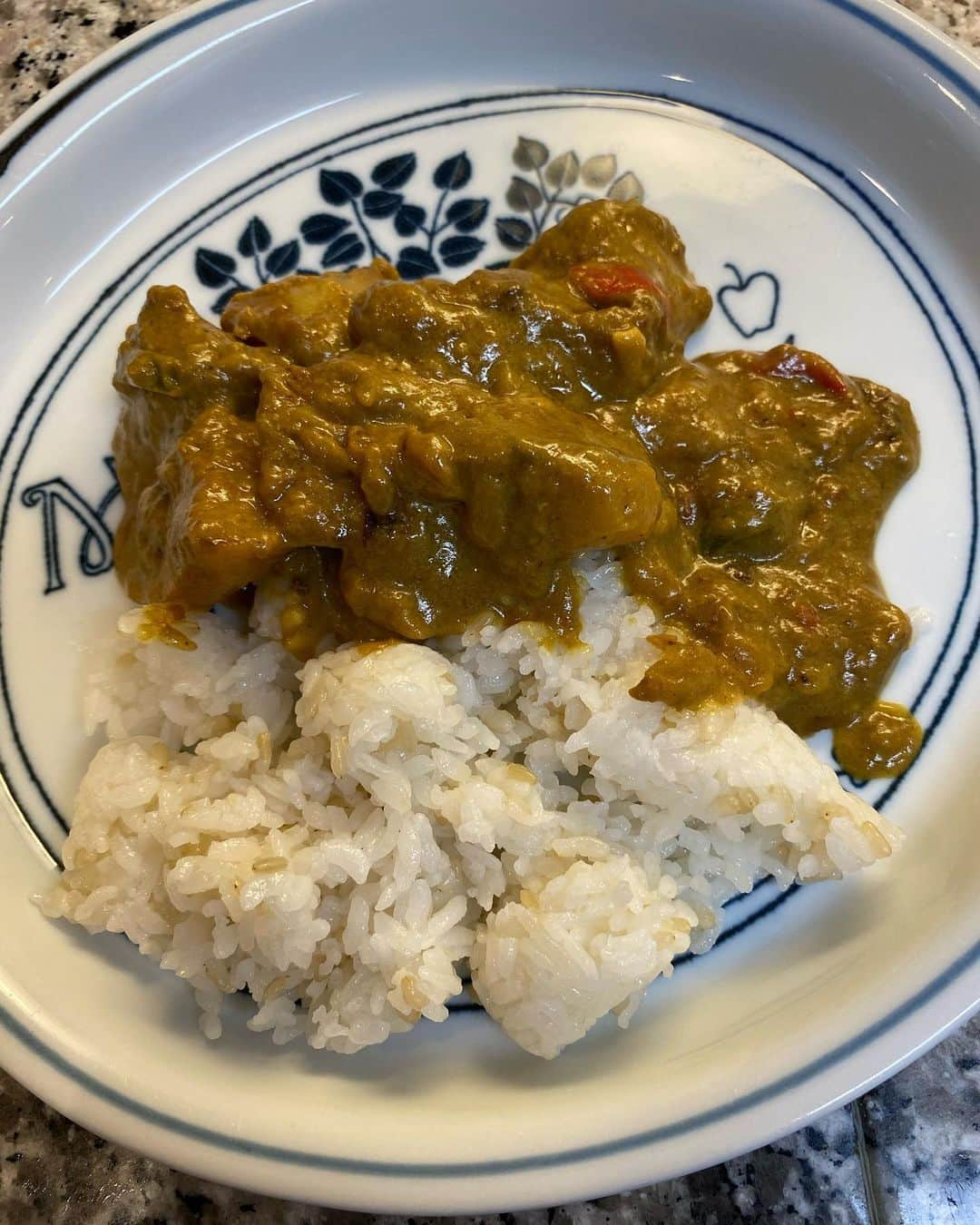 中井美穂さんのインスタグラム写真 - (中井美穂Instagram)「朝起きたらカレーができていました！ 食べてみたらかなりスパイスの効いた本格的カレー🍛でした！  え？と思ったらslクリエーションズの「スパイスから作るこだわりのマッサマンカレー」が入っていたと思われる袋を発見💡  鶏肉にオニオンソテー、パプリカ、ナンプラー、にんにくにしょうが、カシューナッツに梅、プルーンにカレー粉が一つのパックになっていて作り方も丁寧に書いてありました！  いやー、すごい。 これが家で簡単に作れるなんて驚きでした。 ま、私は食べるだけでしたが😅  感謝🙏👍🍛  #slクリエーションズ  #マッサマンカレー  #スパイスカレー  #家カレー  #簡単レシピ  #安心安全  #簡単便利  #ご馳走様でした」9月1日 1時37分 - mihonakai2021