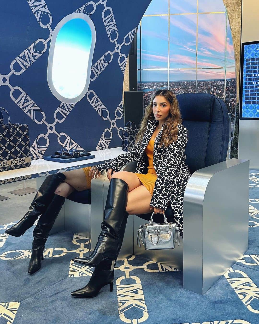 sananasのインスタグラム：「Atterrissage imminent au pop up store @michaelkors des @galerieslafayettechampselysees 🛩️ Ce joli corner sera là jusqu’au 11 septembre 🗓️  #michaelkors #champselysees」