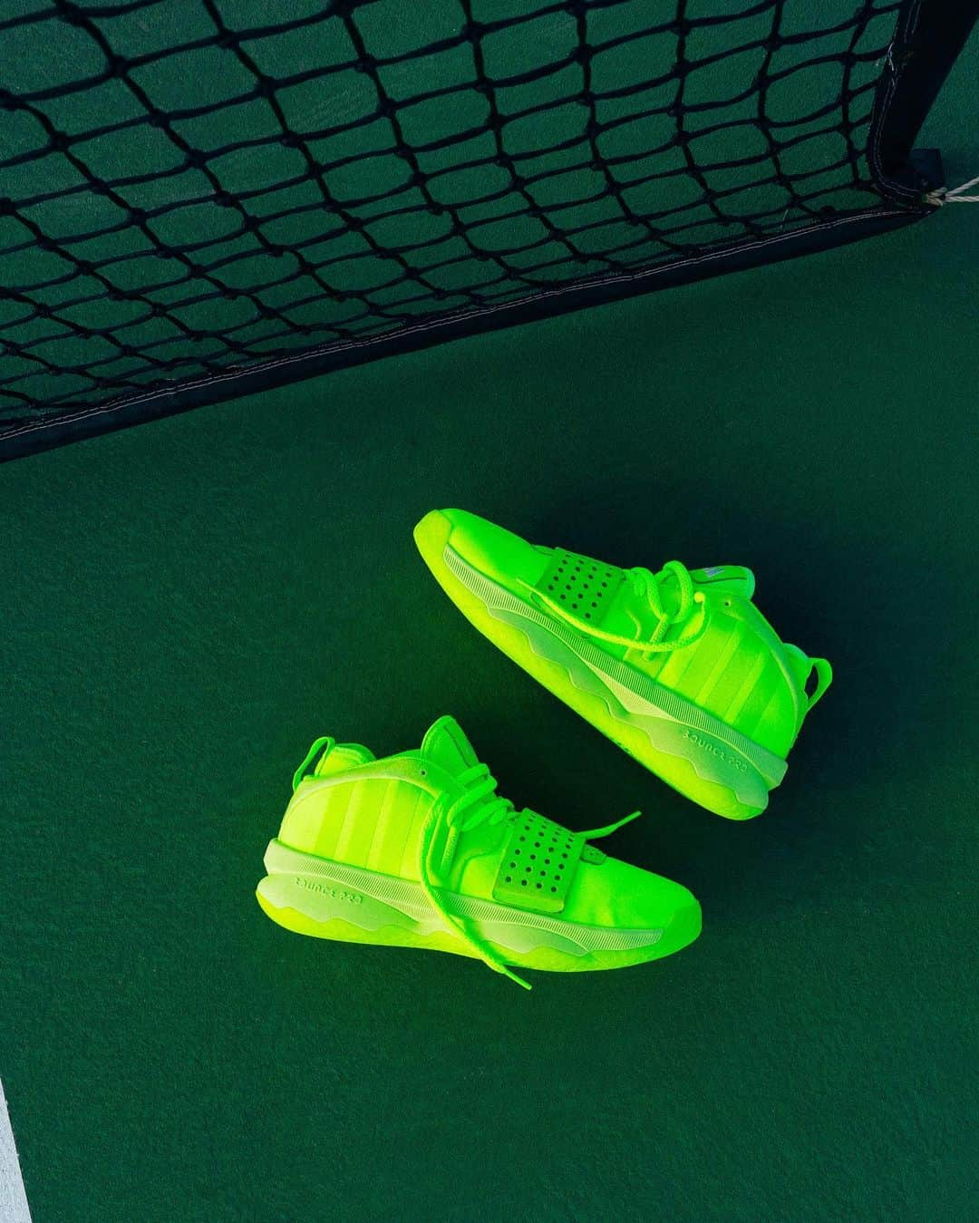 デイミアン・リラードさんのインスタグラム写真 - (デイミアン・リラードInstagram)「🎾 Another colorway of my new #DAME8EXTPLY signature that drops on Friday. The ‘Advantage Dame’ colorway pays tribute to the tennis courts at Brookfield Park that I spent a lot of time on with my family as a kid. We treated the courts like a playground and played all types of games.  #adidasbasketball #YKWTII ⌚️」9月1日 1時45分 - damianlillard