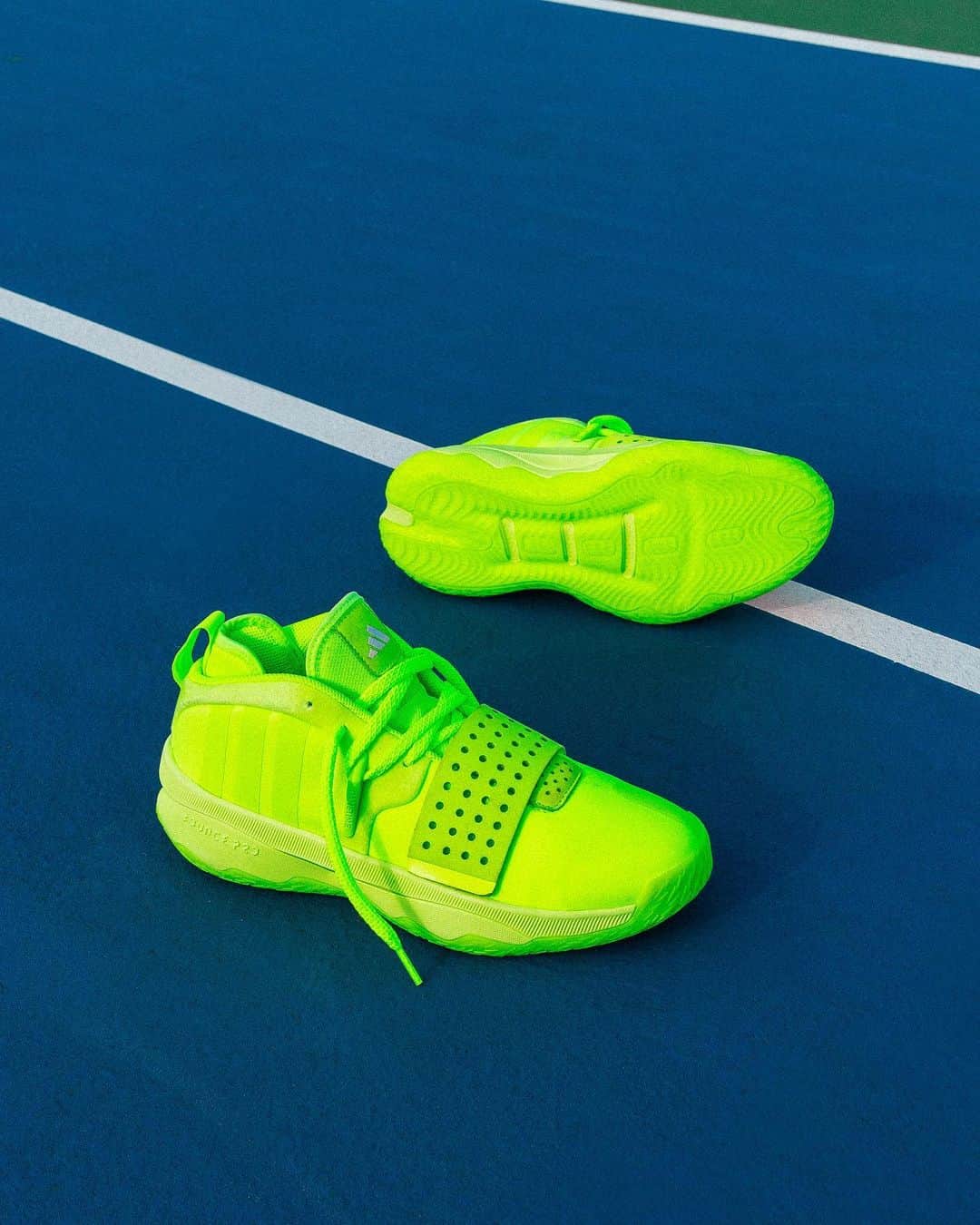 デイミアン・リラードのインスタグラム：「🎾 Another colorway of my new #DAME8EXTPLY signature that drops on Friday. The ‘Advantage Dame’ colorway pays tribute to the tennis courts at Brookfield Park that I spent a lot of time on with my family as a kid. We treated the courts like a playground and played all types of games.  #adidasbasketball #YKWTII ⌚️」