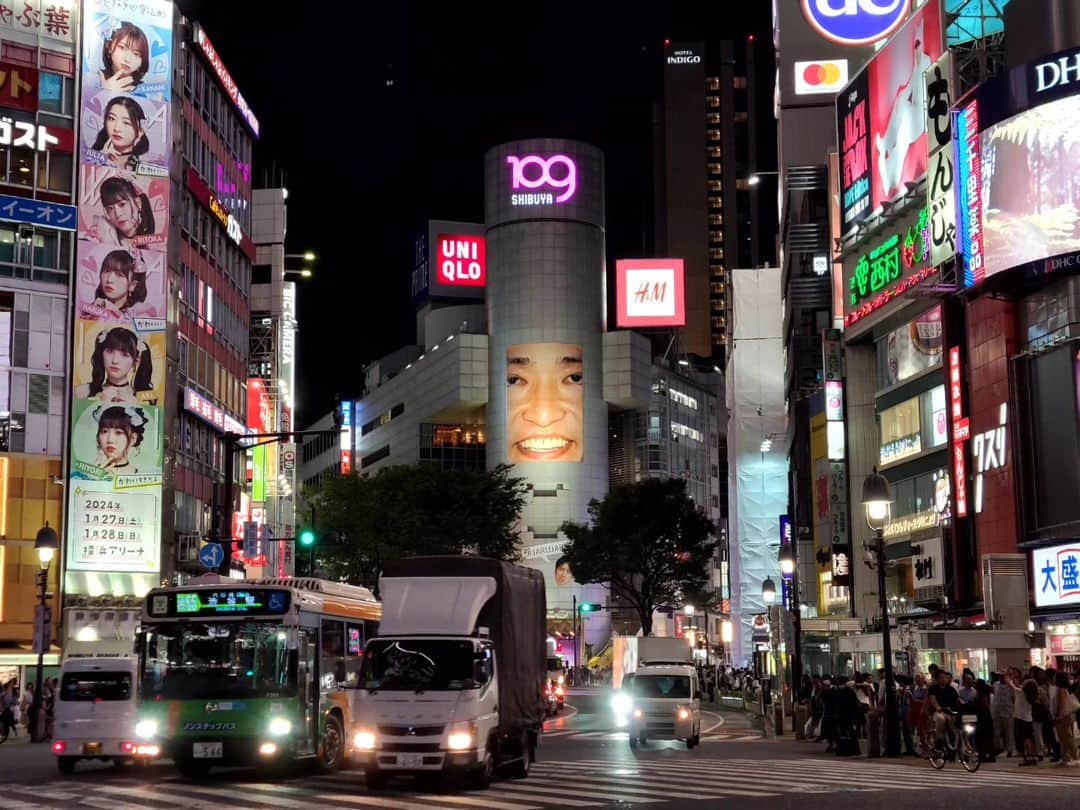 松本康太さんのインスタグラム写真 - (松本康太Instagram)「『渋谷109』  109にジャルジャル福徳くん！ 昼間は暑くて汗をかいてる表情に見えて、夜は眠らない街に冷や汗をかいてる表情に見えるのです(*^^*)　  #渋谷#109#渋谷109#ジャルジャル#ジャルジャル福徳 くん#20周年広告#shibuya#レギュラー松本#あるある探検隊」9月1日 1時47分 - aruarutankentai.matsumoto