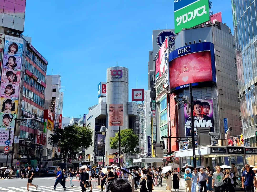 松本康太さんのインスタグラム写真 - (松本康太Instagram)「『渋谷109』  109にジャルジャル福徳くん！ 昼間は暑くて汗をかいてる表情に見えて、夜は眠らない街に冷や汗をかいてる表情に見えるのです(*^^*)　  #渋谷#109#渋谷109#ジャルジャル#ジャルジャル福徳 くん#20周年広告#shibuya#レギュラー松本#あるある探検隊」9月1日 1時47分 - aruarutankentai.matsumoto