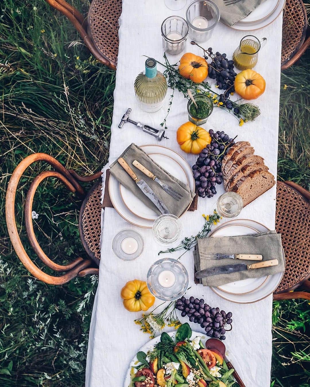 Our Food Storiesさんのインスタグラム写真 - (Our Food StoriesInstagram)「Holding onto the last days of summer before we fully embrace autumn, so we try to enjoy as much outdoor dinners as possible 🤗🌿 Get the recipe for our favorite summer salad on the blog, link is in profile. #ourfoodstories_countryside  ____ #countrysidelife #countrysideliving #countrysidewalks #gatheringslikethese #gatherings #tabledecor #tabledecoration #tablescapes #tablestyling #onthetable #tablesettings #tischdeko #landlust #tischdekoration #visitbrandenburg #foodstylist #foodphotographer」9月1日 1時50分 - _foodstories_