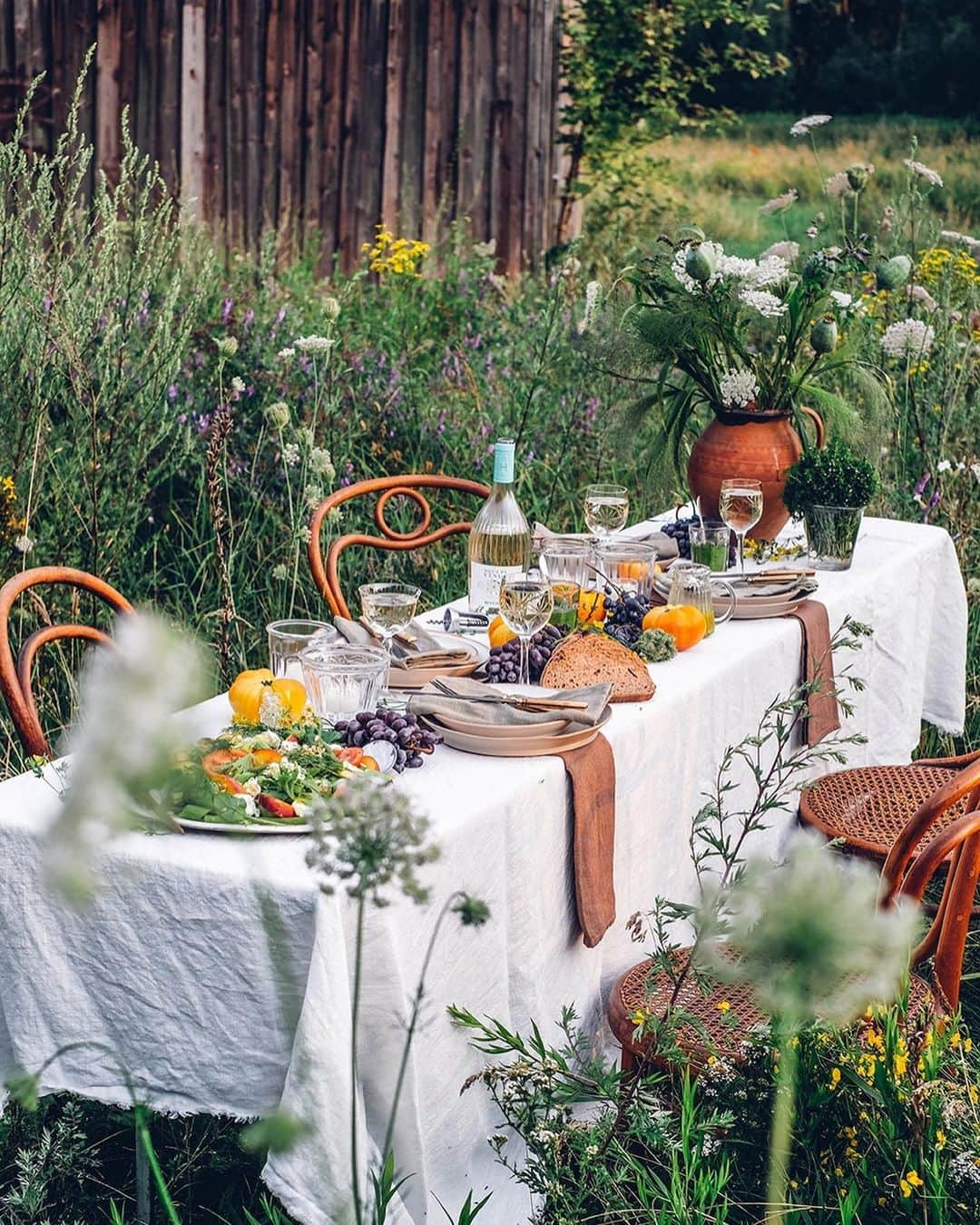 Our Food Storiesさんのインスタグラム写真 - (Our Food StoriesInstagram)「Holding onto the last days of summer before we fully embrace autumn, so we try to enjoy as much outdoor dinners as possible 🤗🌿 Get the recipe for our favorite summer salad on the blog, link is in profile. #ourfoodstories_countryside  ____ #countrysidelife #countrysideliving #countrysidewalks #gatheringslikethese #gatherings #tabledecor #tabledecoration #tablescapes #tablestyling #onthetable #tablesettings #tischdeko #landlust #tischdekoration #visitbrandenburg #foodstylist #foodphotographer」9月1日 1時50分 - _foodstories_