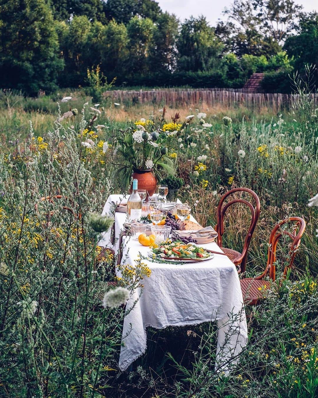 Our Food Storiesのインスタグラム：「Holding onto the last days of summer before we fully embrace autumn, so we try to enjoy as much outdoor dinners as possible 🤗🌿 Get the recipe for our favorite summer salad on the blog, link is in profile. #ourfoodstories_countryside  ____ #countrysidelife #countrysideliving #countrysidewalks #gatheringslikethese #gatherings #tabledecor #tabledecoration #tablescapes #tablestyling #onthetable #tablesettings #tischdeko #landlust #tischdekoration #visitbrandenburg #foodstylist #foodphotographer」