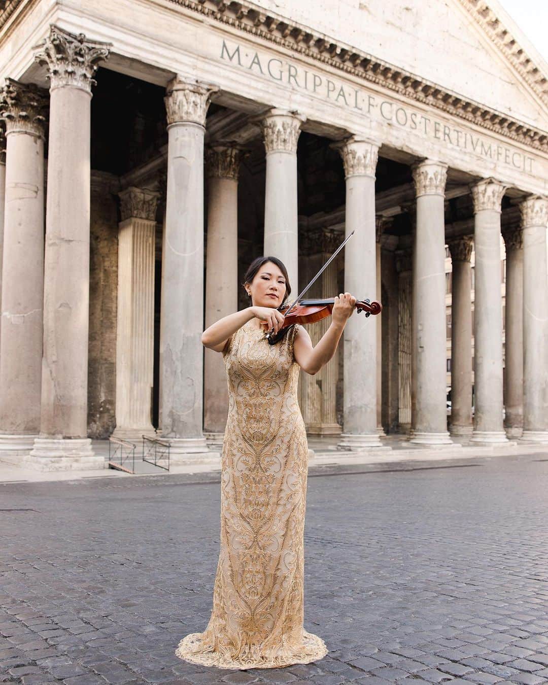 タダシショージのインスタグラム：「Talent, grace and beauty. Like Rome, it was not built in a day.   To Rome with Love. #fashioncampaign  Photography by @fotomagoria_com  #golddress #summerinrome #gowninspiration #musicianphotography」