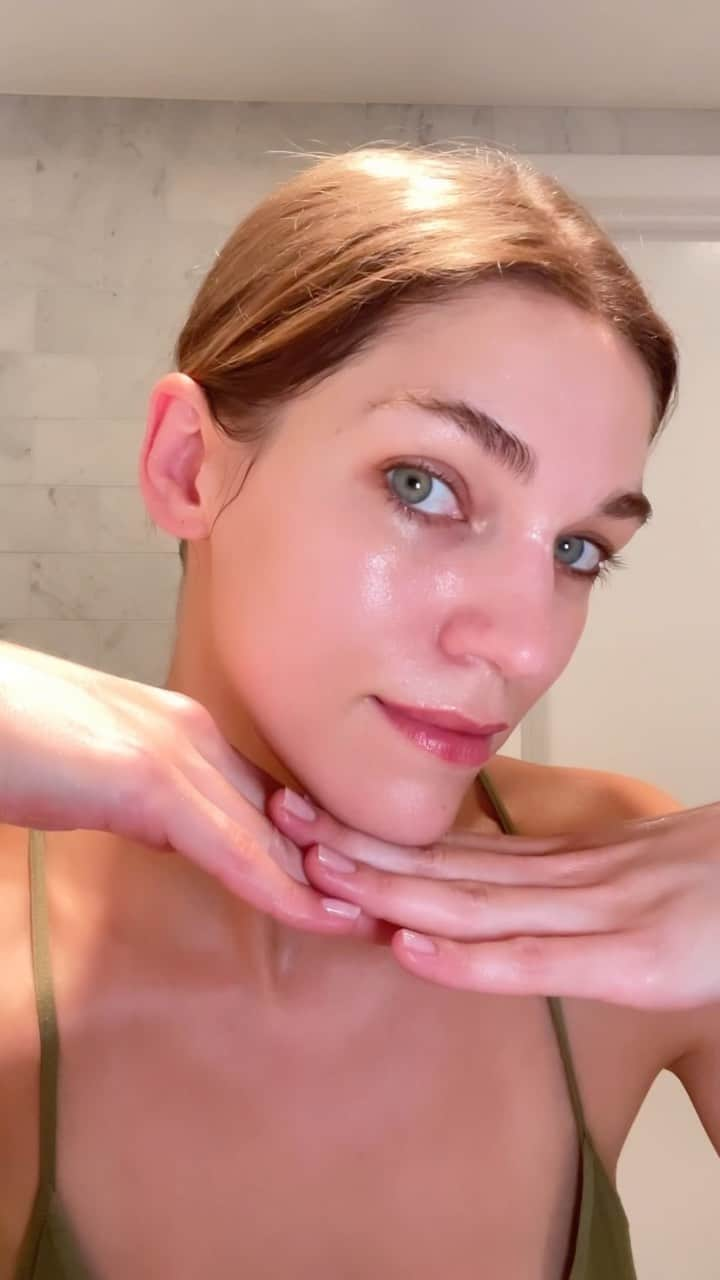 サマンサ・グラドヴィルのインスタグラム：「Get (un)ready with me after a photoshoot ✨   I’ve learned a couple of tricks in my career as a fashion model for gently removing heavy makeup and wanted to share my current routine and favorite products with you 💛  Double facial cleanse starting with  - Slaai Makeup-Melting Butter Cleanser by @drunkelephant  - Balancing Gel Cleanser by @colleenrothschild   Remove any remaining eye makeup with  - Démaquillant Yeux Intense by @chanel.beauty  - Micellar Cleansing Water by @colleenrothschild   Calm the skin with a refreshing spray like Palmarosa Revival Mist by @liorganics  Then begin with skincare that focuses on moisturizing - Martian Melting Water-Gel Toner by @sundayriley  - Aknari Brightening Youth Serum by @munskincare  - Black Diamond Eye Cream by @111skin  - Intense Hydrating Mask by @colleenrothschild which I leave on overnight  Et voilà! Baby faced and ready for bed 💫」